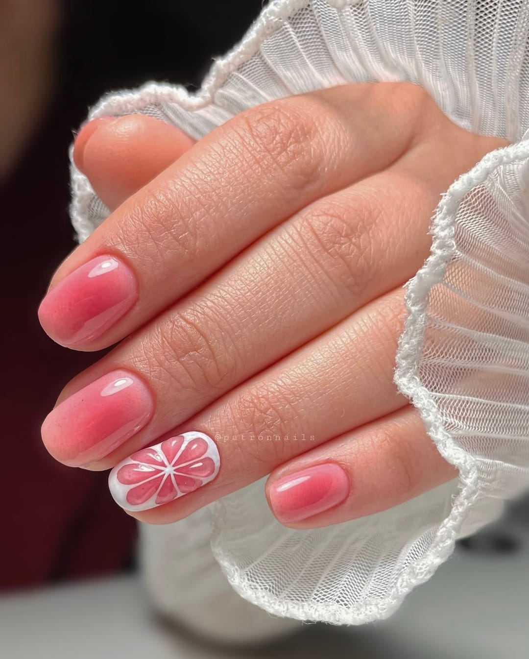 Pembe ombre ve çiçek detaylı kısa tırnaklar